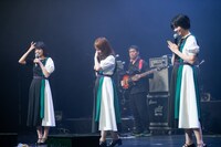 涙ぐむNao☆（中央）。