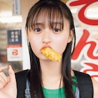 乃木坂46遠藤さくら、天ぷらをくわえる