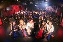 フロアをバックに記念撮影するスパンコールグッドタイムズ。