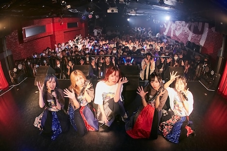 フロアをバックに記念撮影するスパンコールグッドタイムズ。