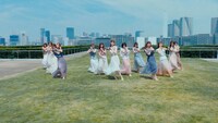 乃木坂46「踏んでしまった」ミュージックビデオより。