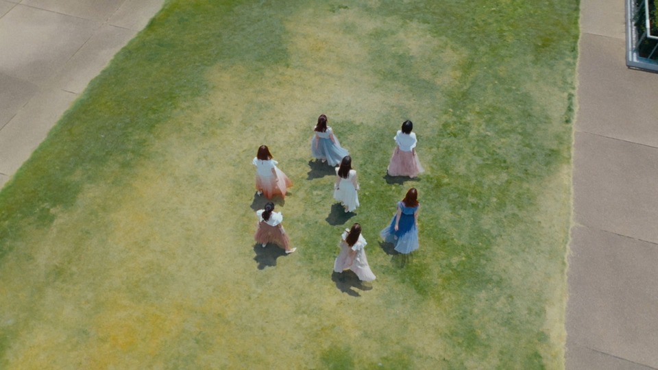乃木坂46「踏んでしまった」ミュージックビデオより。