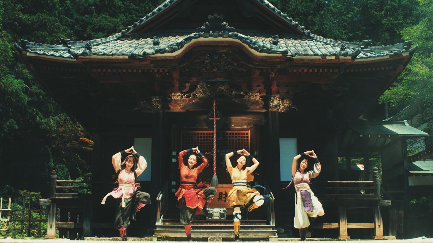 ももいろクローバーZ「MONONOFU NIPPON feat. 布袋寅泰」ミュージックビデオより。
