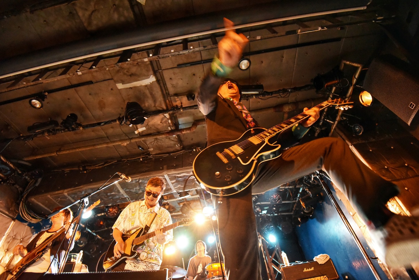 8月13日に行われた東京・新宿LOFT公演の様子。（撮影：カレー・ラモーン）