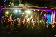 8月13日に行われた東京・新宿LOFT公演の様子。（撮影：カレー・ラモーン）