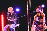 歌う手越祐也（左）、眉村ちあき（右）。