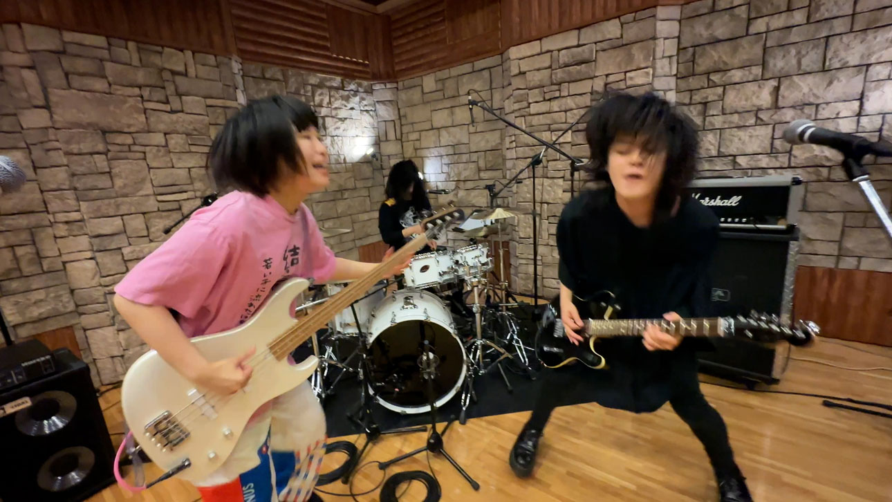 「Blooming the Tank-top」MVのワンシーン。