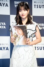 写真集を手に持つ北川莉央（モーニング娘。'23）。