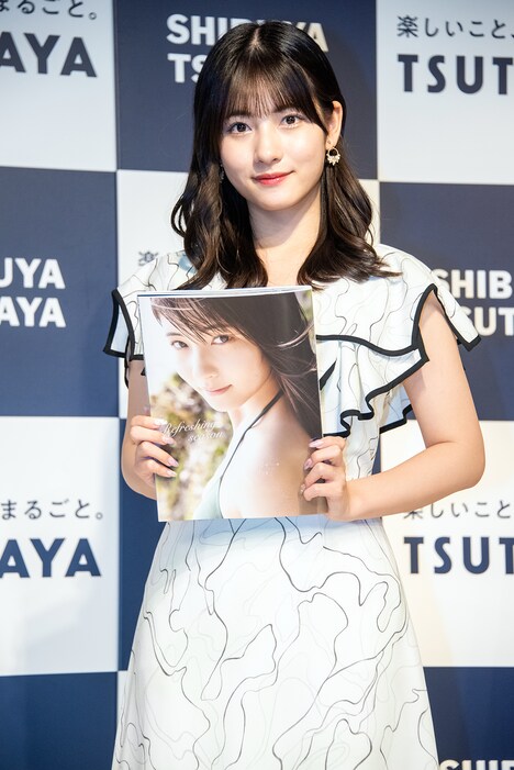 写真集を手に持つ北川莉央（モーニング娘。'23）。