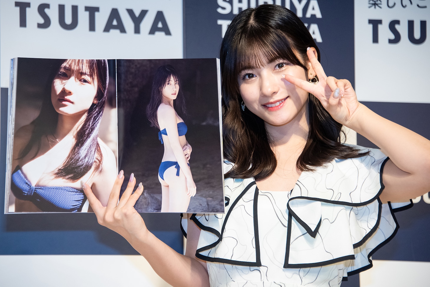 人気画像2位は「モー娘。北川莉央、10代ラスト写真集お気に入りは紺色の水着カット『大人になっていく過程を見て』」より、写真集のお気に入りのページを広げる北川莉央（モーニング娘。'23）。