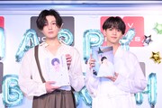 自らの写真集を手にした八木勇征と中島颯太。