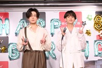 写真集が手元に届くまでピースサインをして待つ八木勇征と中島颯太。