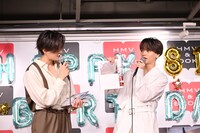 「CONTACT」のお気に入りカットとして、後ろ姿の足元だけのページを開いてボケる中島颯太（右）。