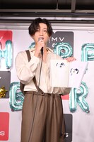 「そた本」の“真似してみたいカット”として着ぐるみショットを挙げ「モコモコなのにハンディの扇風機って、暑いの寒いのどっち？」とツッコんだ八木勇征。