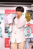 「CONTACT」の“真似してみたいカット”のページを開く中島颯太。