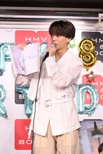 「CONTACT」の“真似してみたいカット”のページを開く中島颯太。