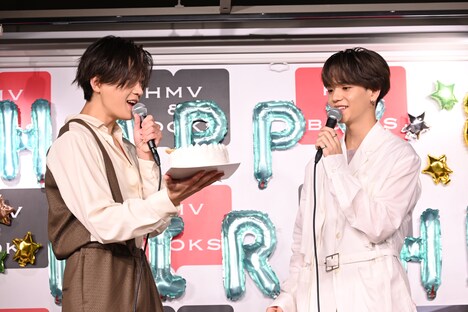 中島颯太をサプライズのケーキで祝う八木勇征。