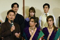 「ヴァグラント」について語る新藤晴一（前列左）。