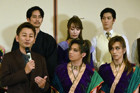 「ヴァグラント」について語る新藤晴一（前列左）。