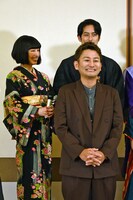 玉置成実（後列左）から“声の出演”を明かされて苦笑いする新藤晴一（前列）。