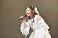 客席のエビ中ファミリーに質問を募る風見和香。