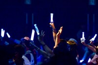 風見和香に質問するために手を挙げるエビ中ファミリー。