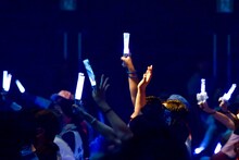 風見和香に質問するために手を挙げるエビ中ファミリー。