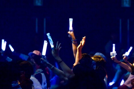 風見和香に質問するために手を挙げるエビ中ファミリー。