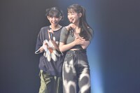 サプライズで登場した小久保柚乃（左）と桜木心菜（右）。