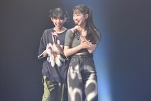 サプライズで登場した小久保柚乃（左）と桜木心菜（右）。