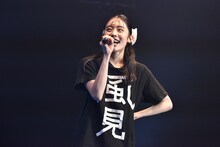 おでこに「の」と書かれた風見和香。