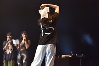 難解なクイズに頭を抱える風見和香。