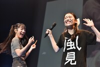 爆笑する桜木心菜（左）と、楽しそうな風見和香（右）。