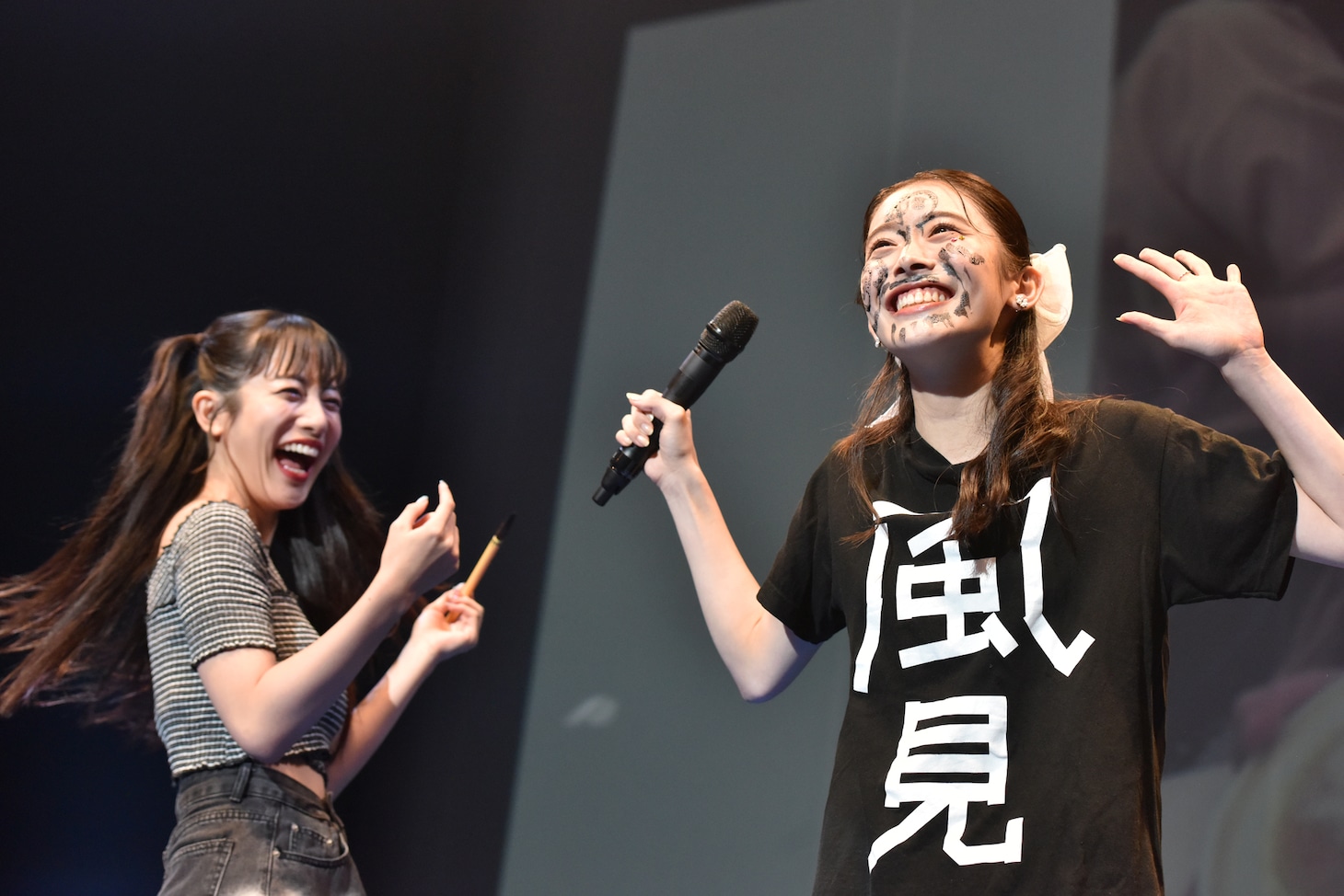 爆笑する桜木心菜（左）と、楽しそうな風見和香（右）。