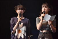 風見和香を横目で見る小久保柚乃（左）と、クイズを出題する桜木心菜（右）。