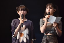 風見和香を横目で見る小久保柚乃（左）と、クイズを出題する桜木心菜（右）。