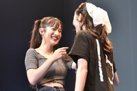 風見和香（右）の顔に落書きをする桜木心菜（左）。