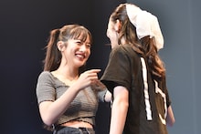 風見和香（右）の顔に落書きをする桜木心菜（左）。