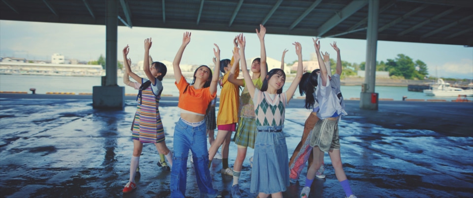 乃木坂46「考えないようにする」ミュージックビデオより。