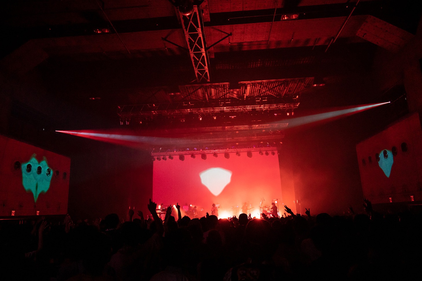 「ライブナタリー“Tempalay × Kroi”」よりTempalayのステージの様子。
