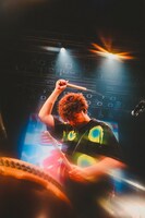 太鼓を叩く吉田結威（G, Vo）。