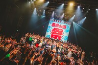 カラーボールを投げ入れる吉田山田。（撮影：白石達也）