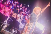 山田義孝（Vo）（撮影：白石達也）