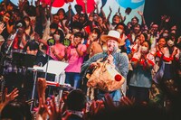 カラーボールを投げる山田義孝（Vo）。（撮影：白石達也）