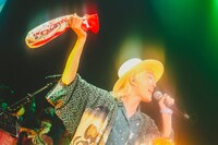 山田義孝（Vo）（撮影：白石達也）