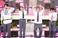 「世界一かわいいポーズ」をするカイ、タクヤ、マサヒロ、ハル。