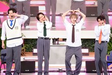 「世界一かわいいポーズ」をするカイ、タクヤ、マサヒロ、ハル。