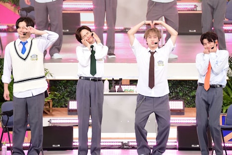 「世界一かわいいポーズ」をするカイ、タクヤ、マサヒロ、ハル。