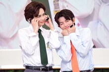 「世界一かわいいポーズ」をするタクヤとハル。