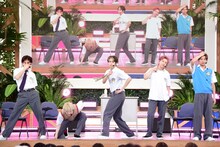 「世界一カッコいいポーズ」をするリョウガ、ユーキ、タカシ、シューヤ、アロハ。